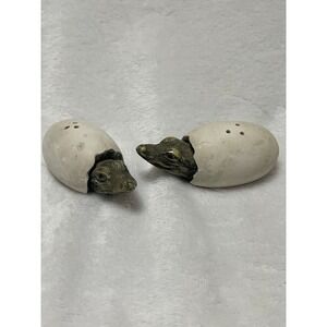 Black Hills Reptile Gardens Alligator Hatching Egg Salt Pepper Shakers